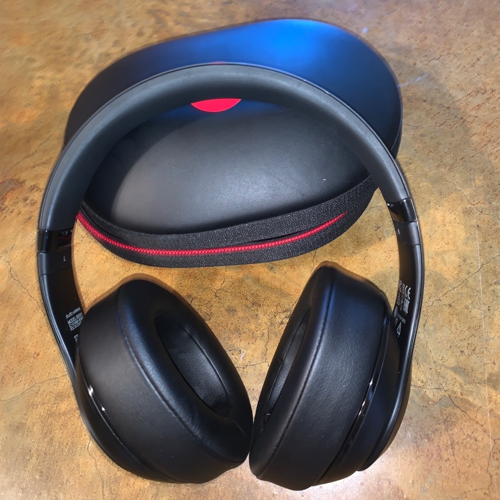 Solo wireless over-the-ear Beats